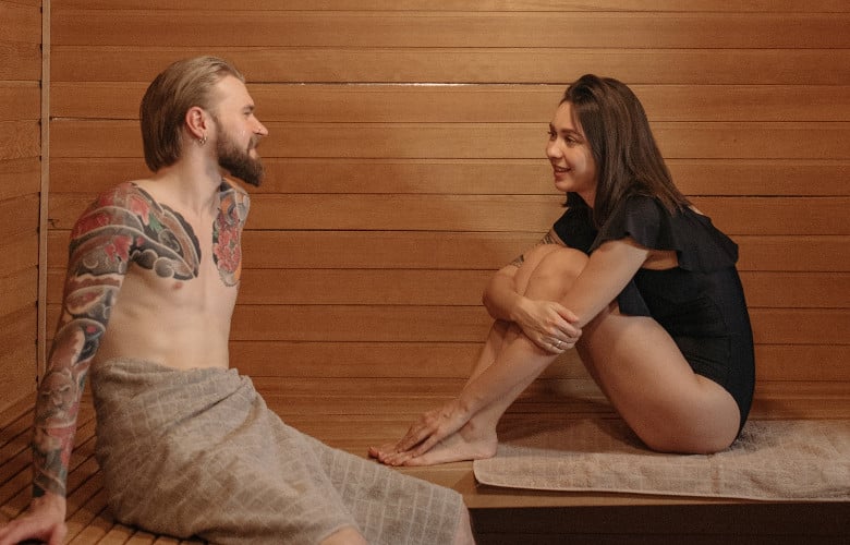 Ein Paar in einer Bio-Sauna möchte eine für zuhause kaufen