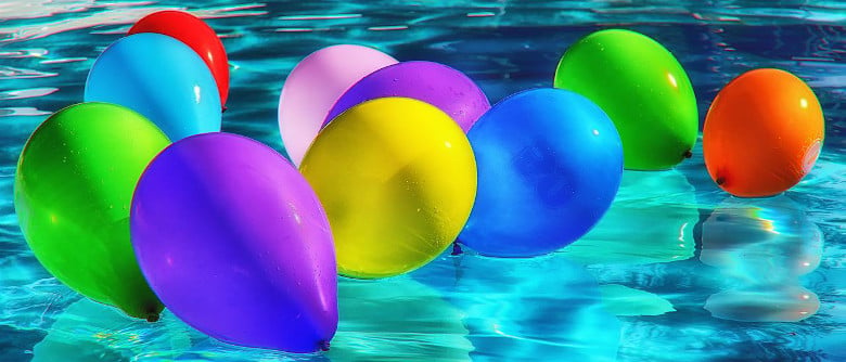 Vergleich mit Ballons – Dosierschwimmer treibt auf dem Wasser