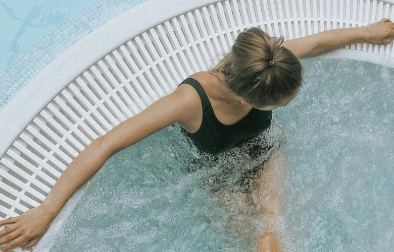 Frau entspannt sich in einem Whirlpool mit Überlauf