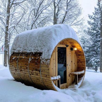 Holzsauna im Schnee