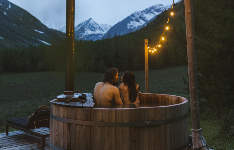 2 Personen baden im Hot Tub statt Whirlpool