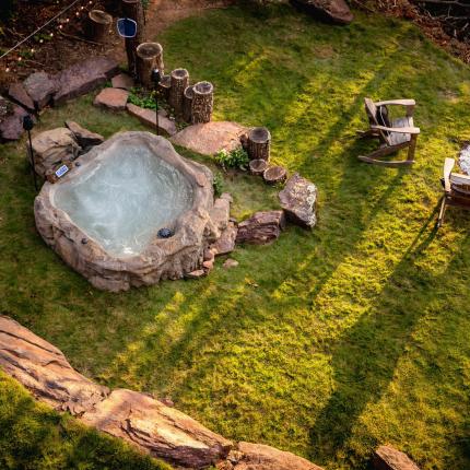 Naturstein-Whirlpool in Garten-Landschaft