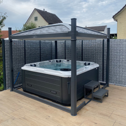 Metallzaun als Sichtschutz am Jacuzzi