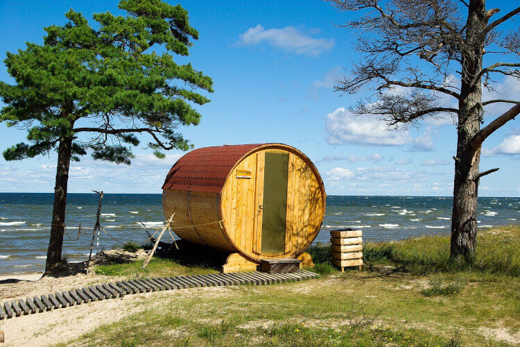 Mobile Sauna am Strand aufgestellt