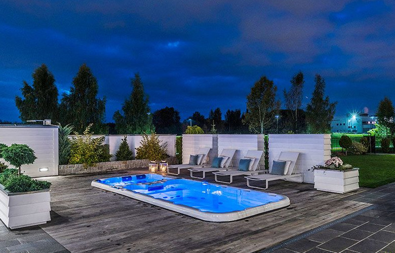 Outdoor-Whirlpool-Area gestaltet im Cool-Spa-Stil