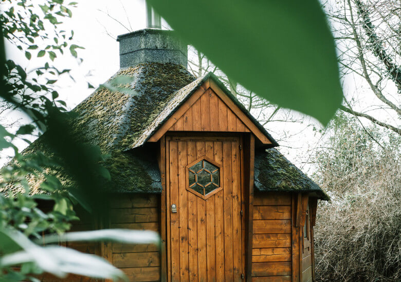 Sauna mit Saunaofen und Schornstein