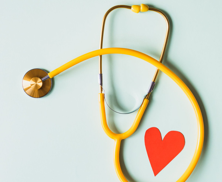 Stethoskop und Herz: Symbolbild für Einfluss von Sauna auf Herz und Kreislauf