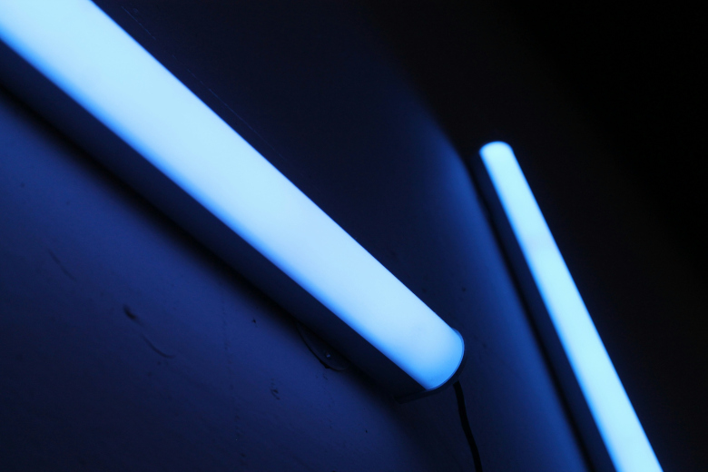 UV-Licht-Röhren leuchten bläulich: Alternative Whirlpool-Reinigung für Allergiker
