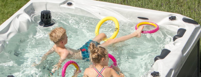 Skimmer: Familie im Pool